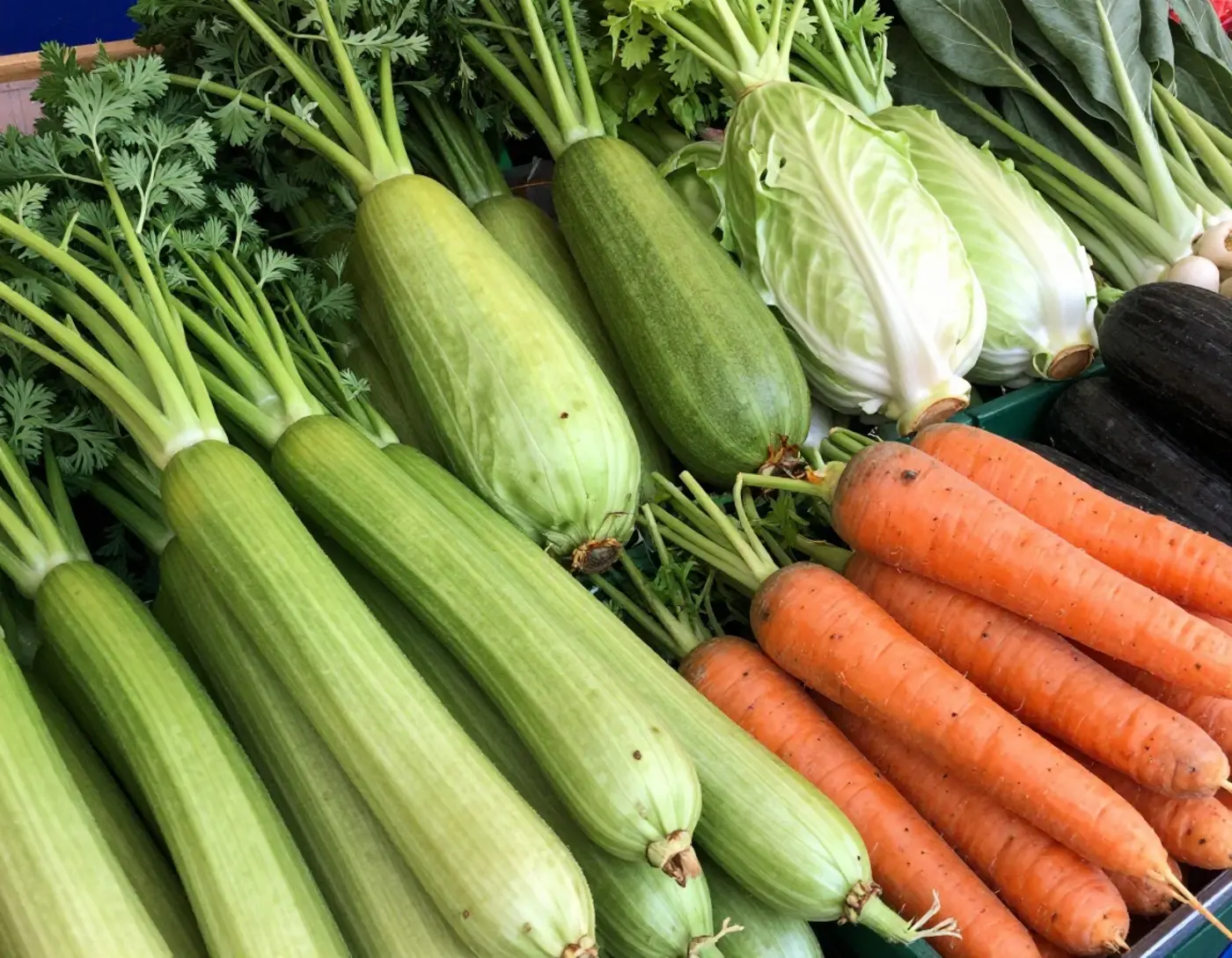 Cagette de légumes de saison, courges et choux, posée sur un étal de marché